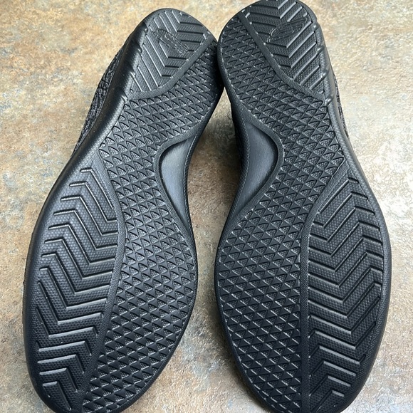 New Sketchers air cooled, memory foam shoes, size 6 - Picture 4 of 4